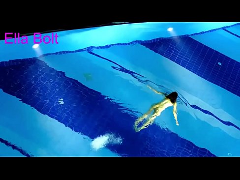 ❤️ म हेर्न रोक्न सक्दिन, जवान गोरा ELLA BOLT रिसोर्ट पूलमा नग्न पौडी खेल्दै समातियो ❤❌ सेक्स