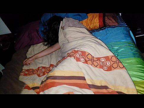 ❤️ सौतेनी आमा सुतेको बेला आफ्नी जवान सौतेनी आमालाई पिट्दै। ❤❌ सेक्स